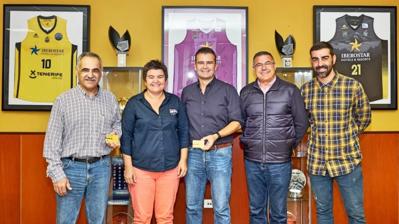 Momento de la entrega de los abonos_Fotor