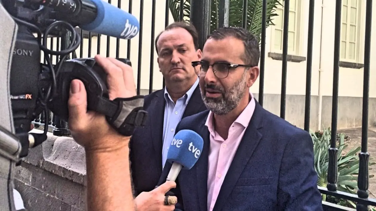 Mariano Cejas y Ricardo Fern&aacute;ndez de La Puente atendiendo a los medios de comunicaci&oacute;n_Fotor
