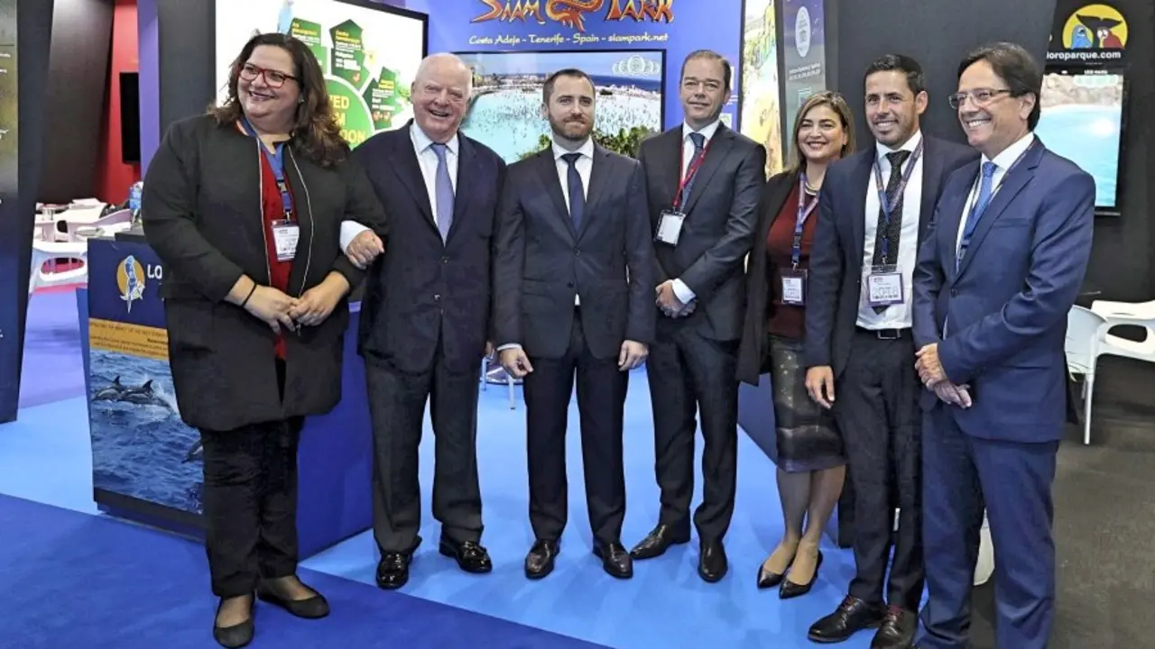 GRAF1755. LONDRES (REINO UNIDO), 05/11/2018.-El presidente y el vicepresidente de Loro Parque, Wolfgang Kiessling (2i) y Christopher Kiessling (4d), el consejero de Turismo del Gobierno de Canaria, Isaac Castellano (3i), y la gerente de Promotur, Mar&iacute;a Mendez (3d), en el stand de Loro Parque en la World Travel Market de Londres. EFE/Elvira Urquijo A.