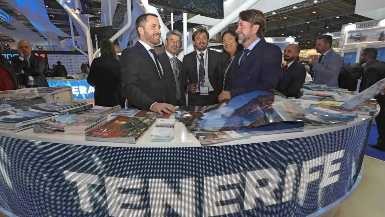 GRAF1760. LONDRES (REINO UNIDO), 05/11/2018.-El consejero de Turismo del Gobierno de Canarias, Isaac Castellano (i), y el presidente del Cabildo de Tenerife, Carlos Alonso (d) durante la inauguraci&oacute;n del pabell&oacute;n de Canarias en la World Travel Market de Londres. EFE/Elvira Urquijo A.