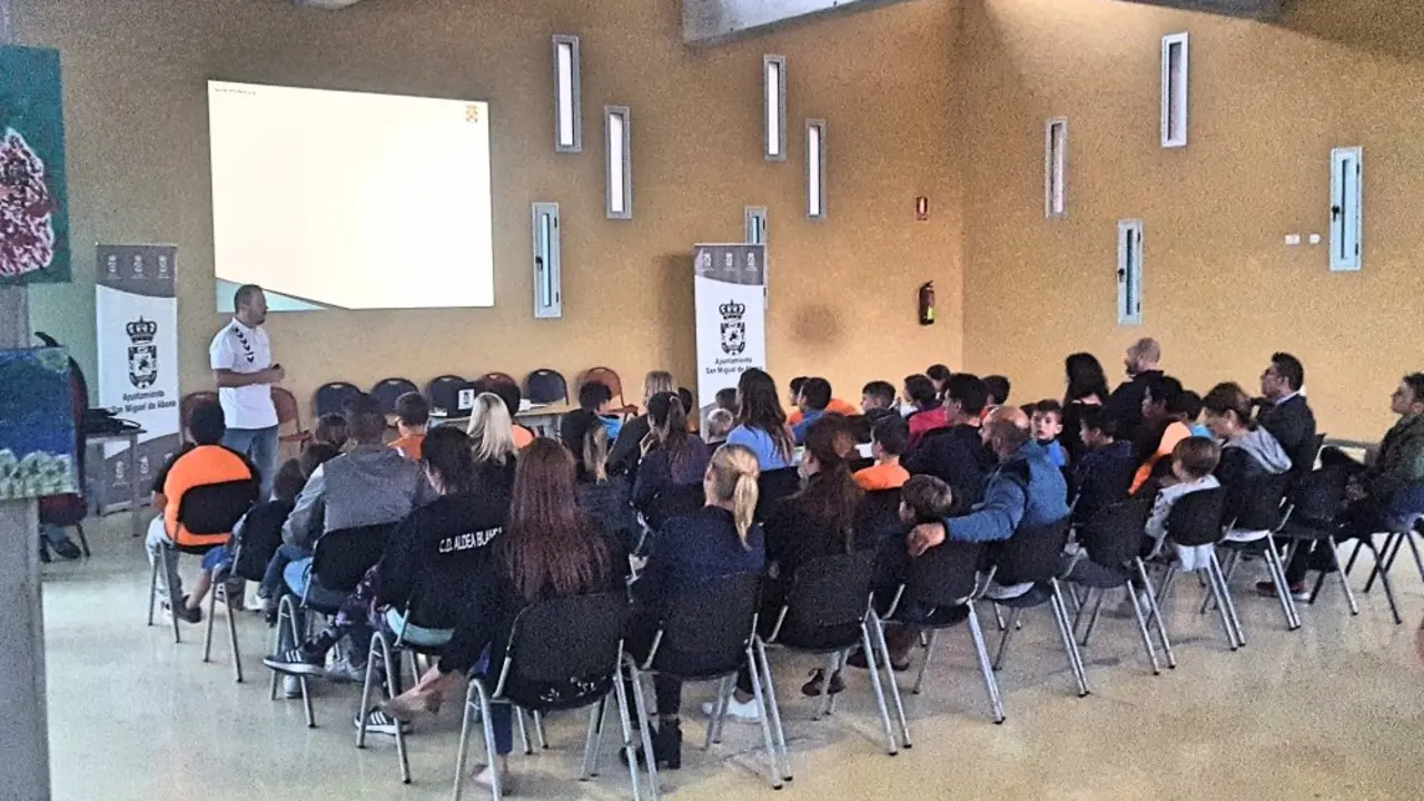 foto charla psicolog&iacute;a deportiva1_Fotor
