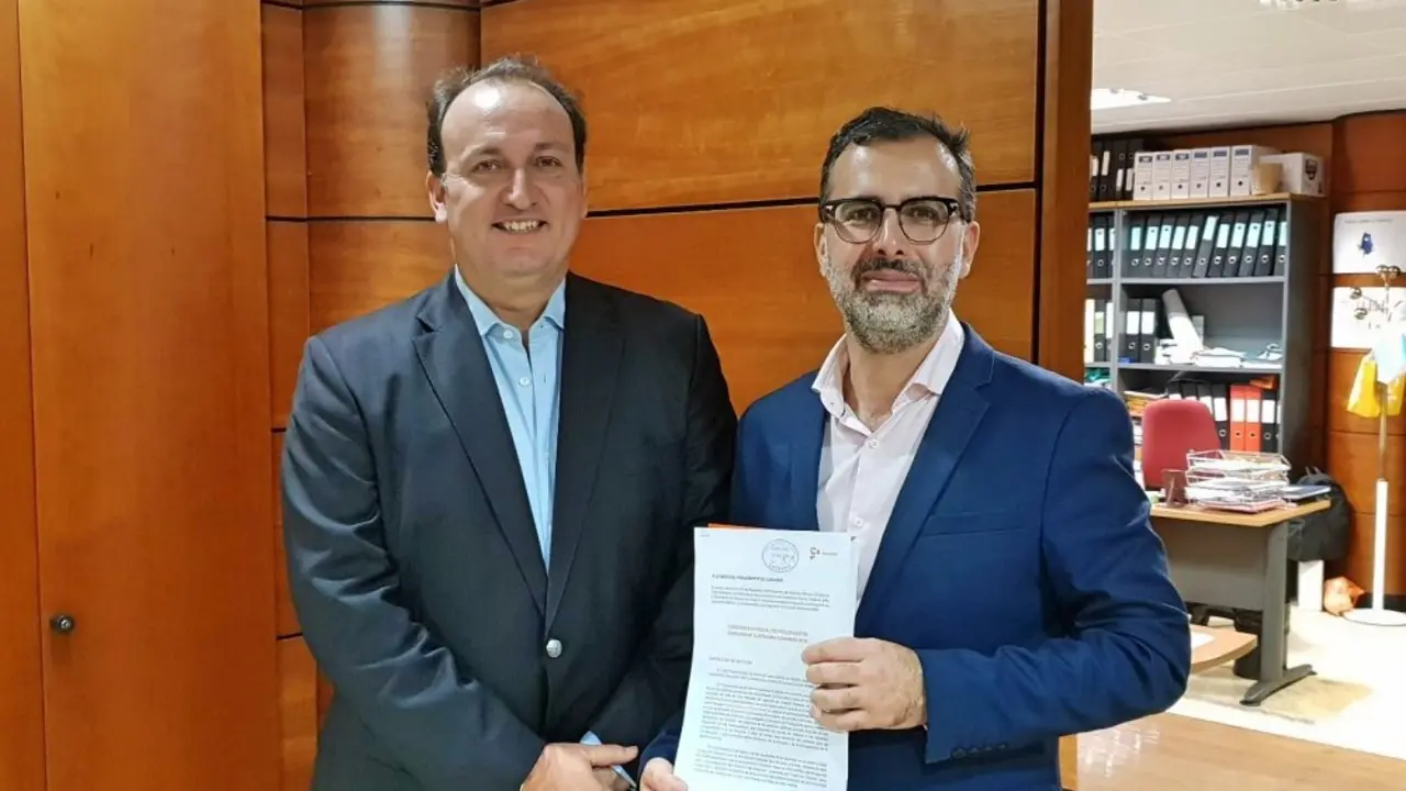 Mariano Cejas (portavoz auton&oacute;mico de Cs Canarias) y Ricardo Fdez de La Puente (secretario auton&oacute;mico de Programas) tras registrar propuestas de Cs al presupuesto_Fotor