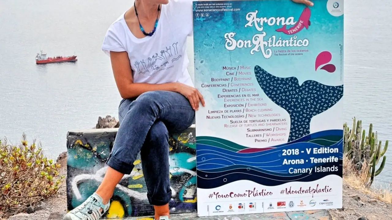 Adriana Costurilla con el cartel de Arona Son Atl&aacute;ntico (1)_Fotor