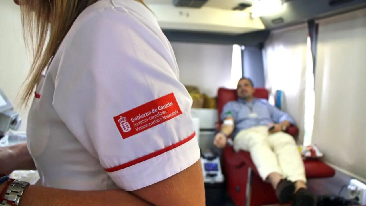 Enfermera del ICHH durante una extracci&oacute;n_ sangre Fotor