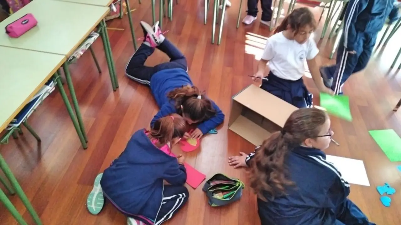 Alumnos elaborando las cajas_Fotor