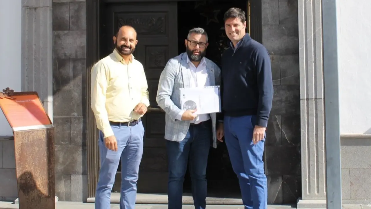 Foto de la entrega del documento redactado_Fotor