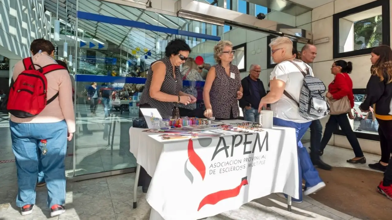 Las Palmas de Gran Canaria. (18.12.18) Mesa informativa de la Asocicaci&oacute;n Provincial de Esclerosis M&uacute;ltiple Las Palmas (Apem), ubicada en el Hospital Insular de la capital grancanaria. &copy;Angel Medina G.