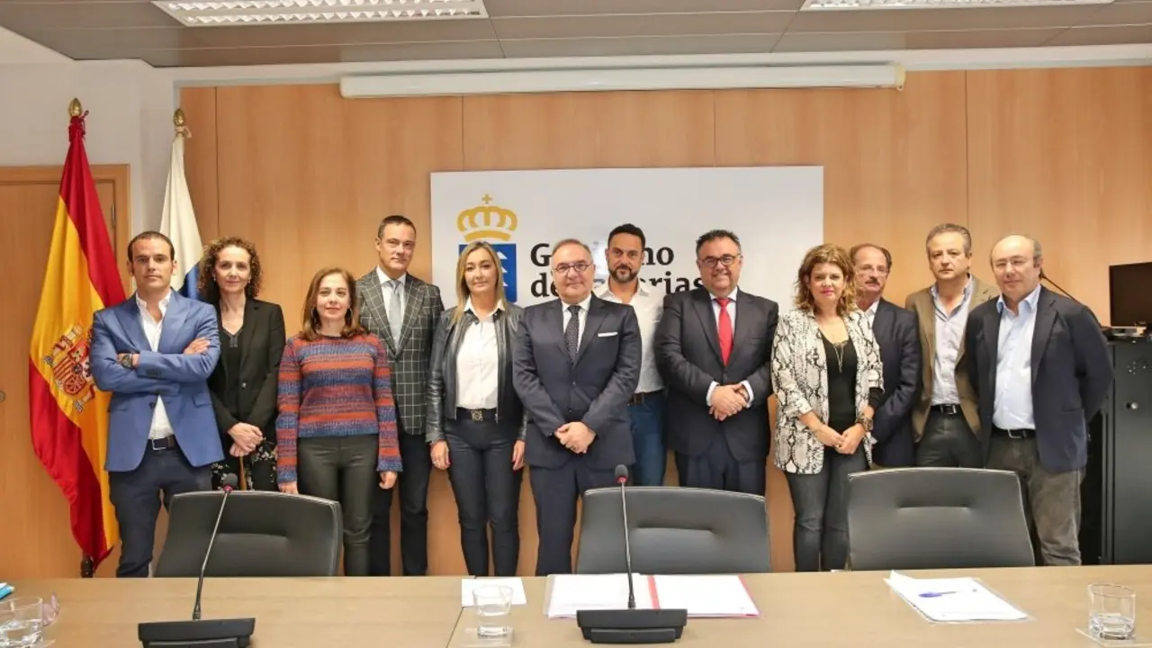 El consejero con el resto de participantes durante la rueda de prensa_Fotor
