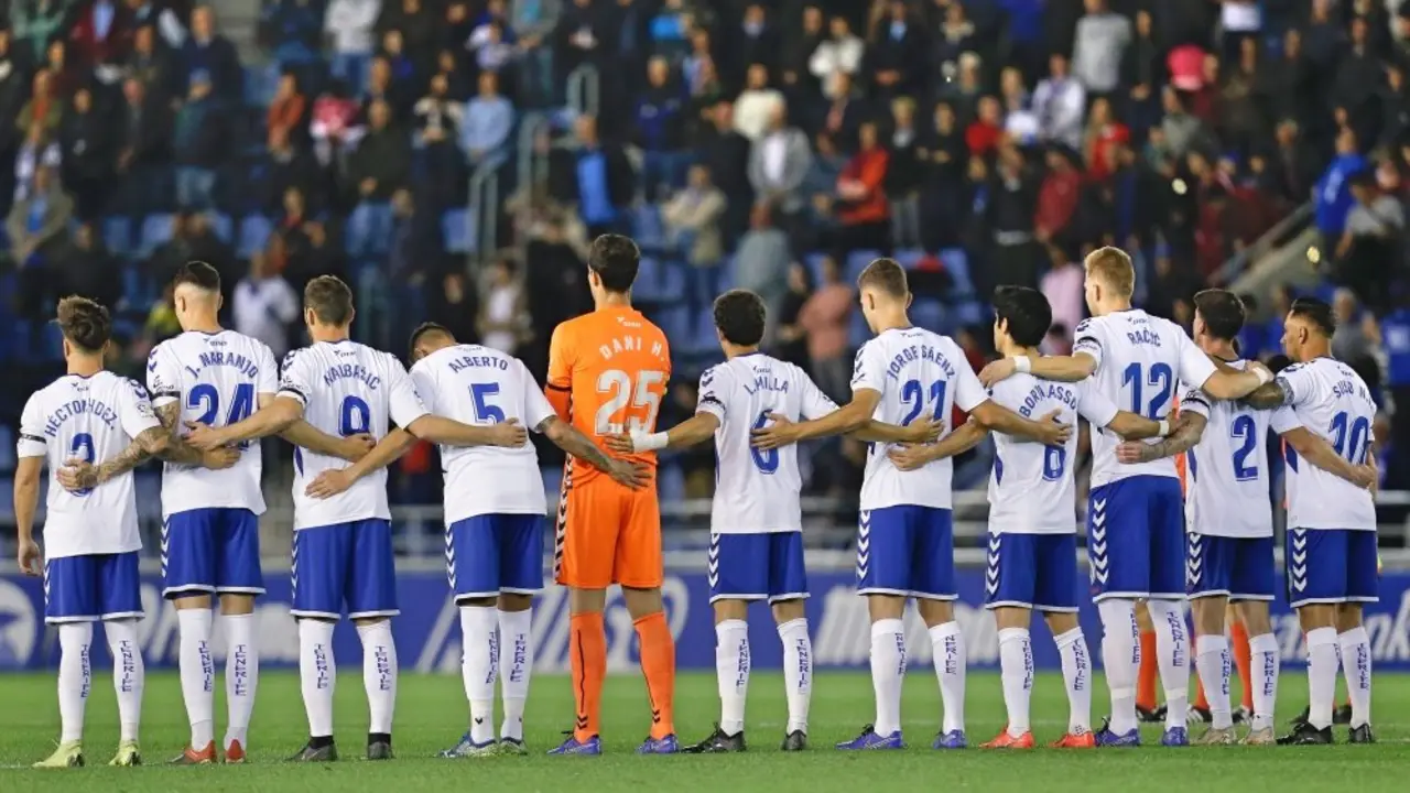 ESTADIO HELIODORO RODR&Iacute;GUEZ L&Oacute;PEZ.
PARTIDO TENERIFE-M&Aacute;LAGA.
EN LA IMAGEN, MINUTO DE SILENCIO POR JULEN.