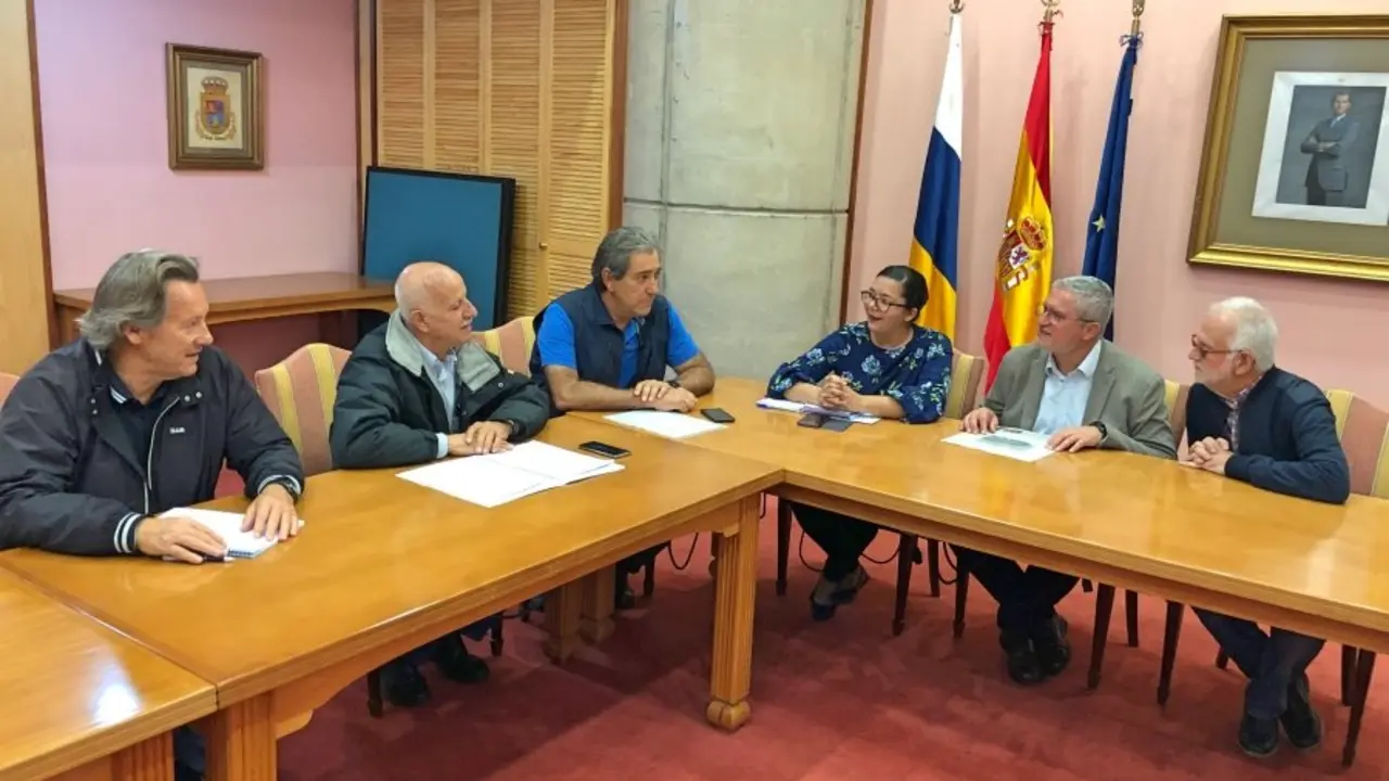 Asn&aacute;utica, con Transportes y Puertos_Fotor
