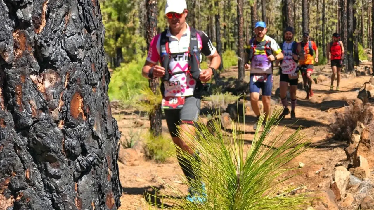 Carrera de Monta&ntilde;a de Gu&iacute;a de Isora - Corredores a su paso por Llano del Negro_Fotor