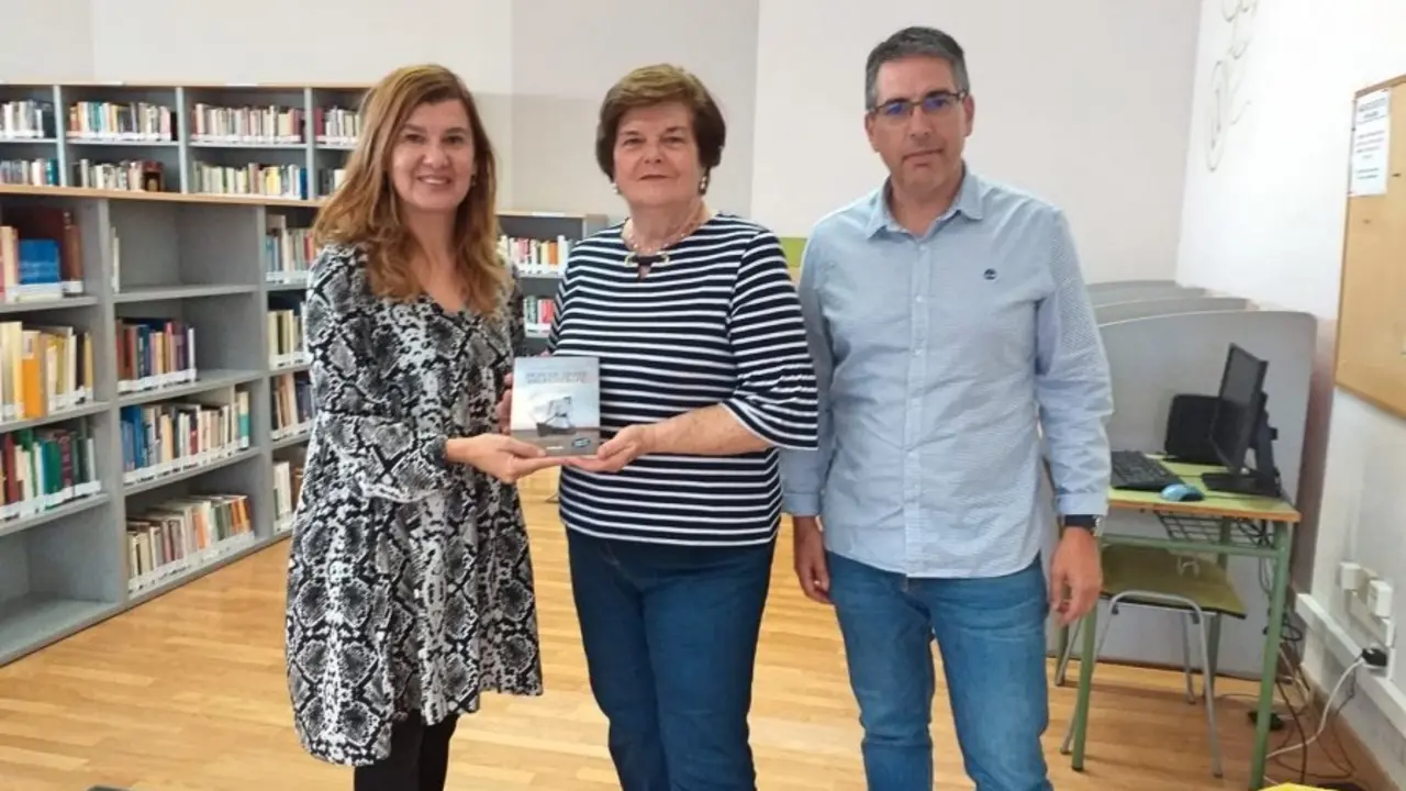 Entrega ejemplar-Socorro Glez y familiar del autor2_Fotor