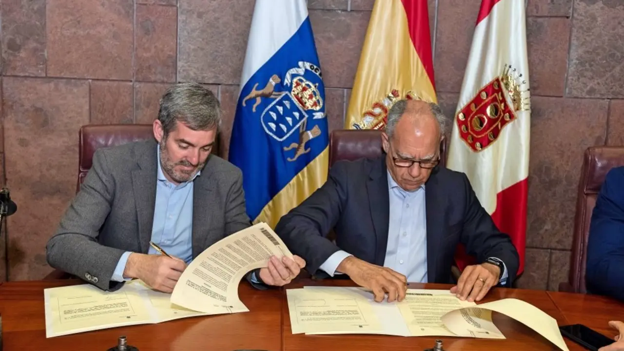 El Presidente D. Fernando Clavijo Batlle en y el presidente del Cabildo insular de La Gomera, Casimiro Curbelo firman el Fondo de Desarrollo para Canarias a 1 de Marzo de 2019. (Foto: Arturo Rodriguez/Presidencia GobCan)


Esta fotograf&Igrave;a oficial del Gobierno de Canarias es solamente para uso editorial por medios de comunicaci&Ucirc;n. La fotograf&Igrave;a no puede ser manipulada de ninguna manera y no se puede utilizar en materiales comerciales y/o pol&Igrave;ticos, publicidad, correos electr&Ucirc;nicos, productos, promociones que de alguna manera pueda sugerir la aprobaci&Ucirc;n o respaldo del Presidente, o el Gobierno de Canarias.