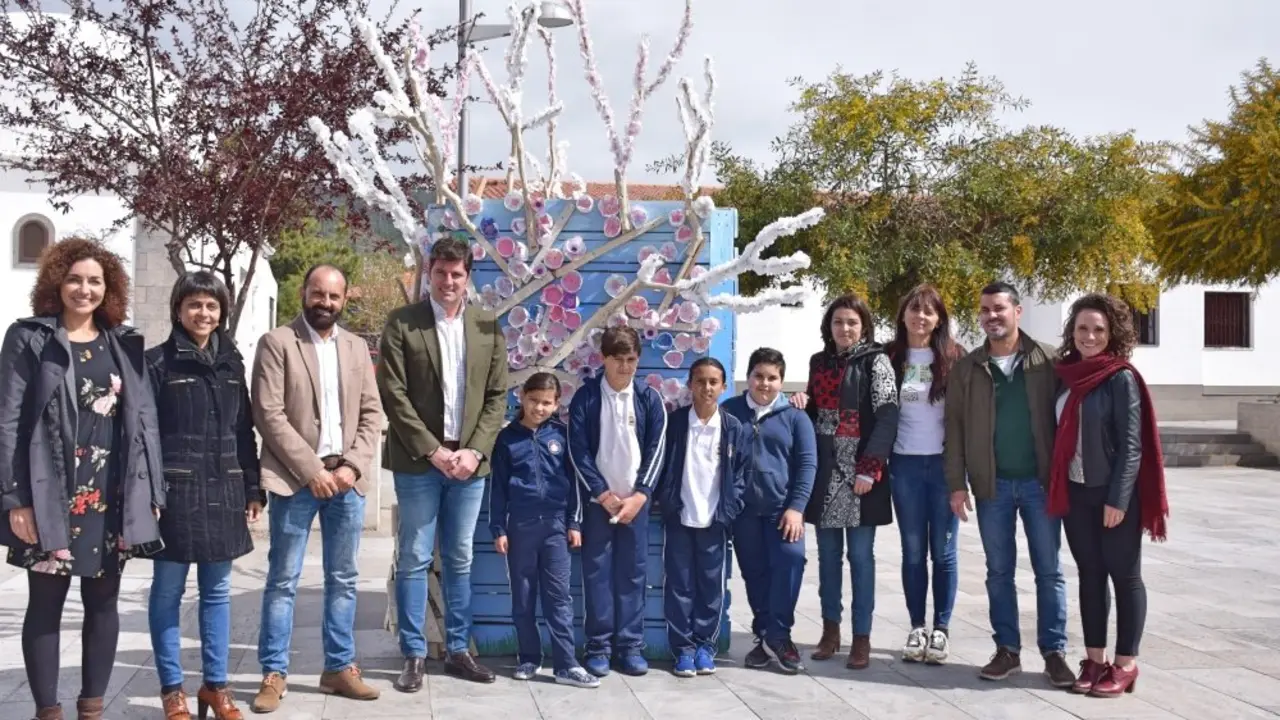 Foto presentaci&oacute;n escultura con materiales reciclados_Fotor