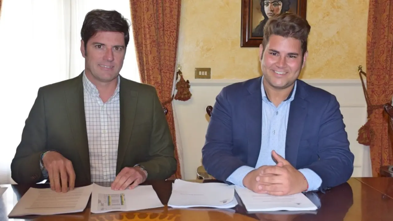 Alcalde y concejal de Hacienda presentando presupuesto inicial_Fotor