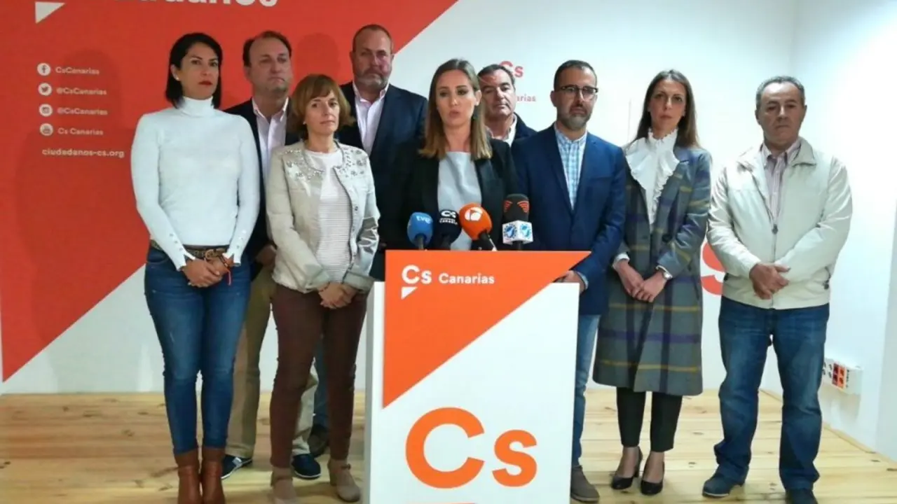 Melisa Rodr&iacute;guez junto a algunos candidatos de Cs al Congreso de los Diputados y el Senado por la provincia de Santa Cruz de Tenerife_Fotor