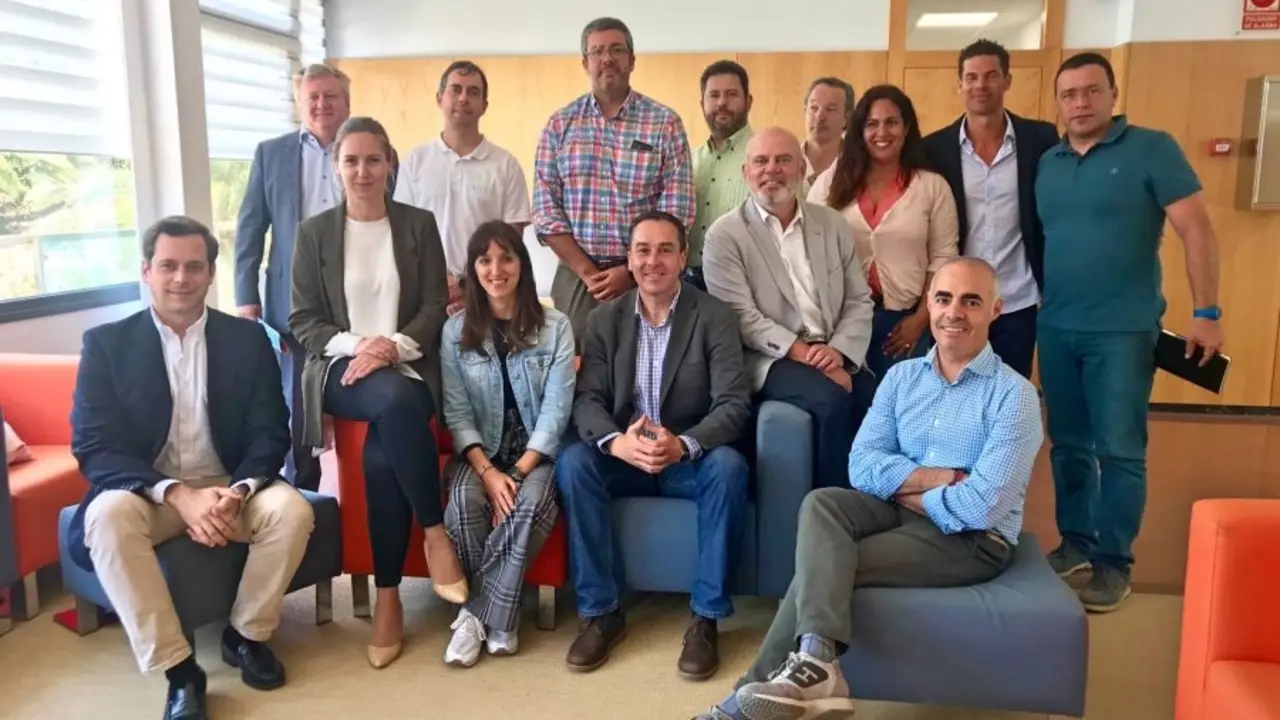Melisa Rodr&iacute;guez junto a los participantes del encuentro de Energy Hub_Fotor