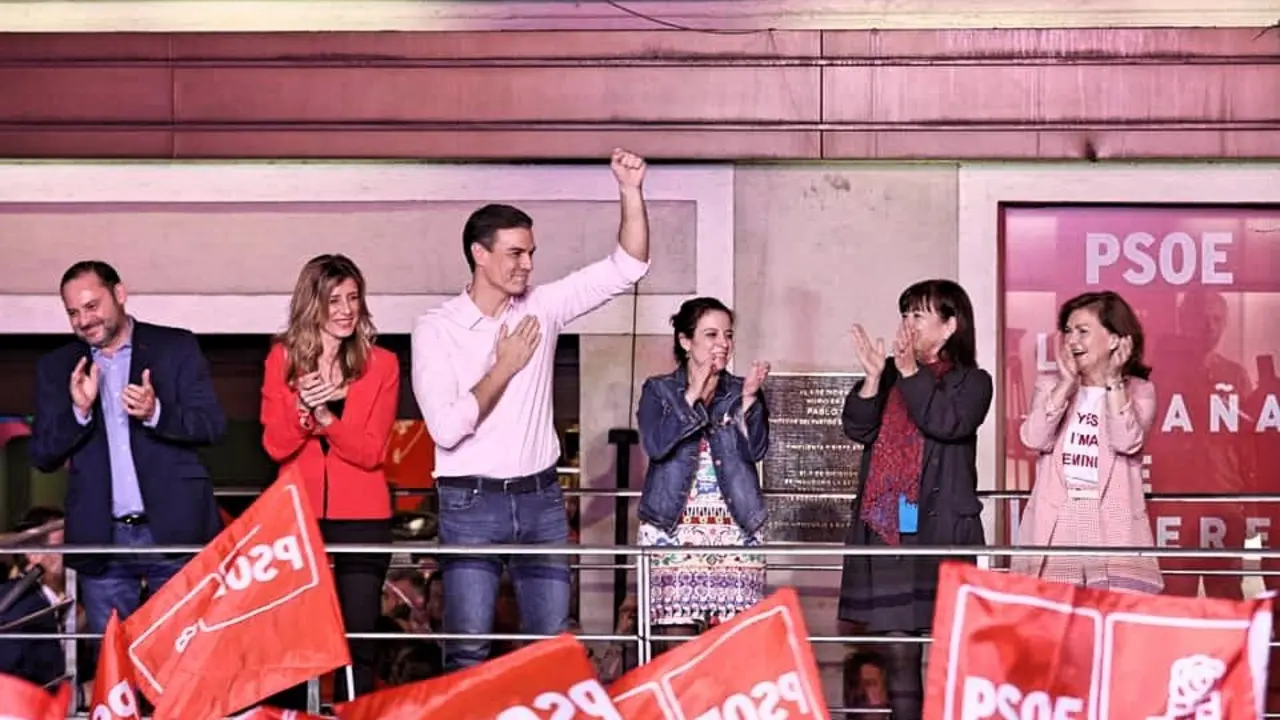 Pedro S&aacute;nchez celebra la victoria del PSOE em el balc&oacute;n de la sede de su partido en Ferraz 80_n_Fotor