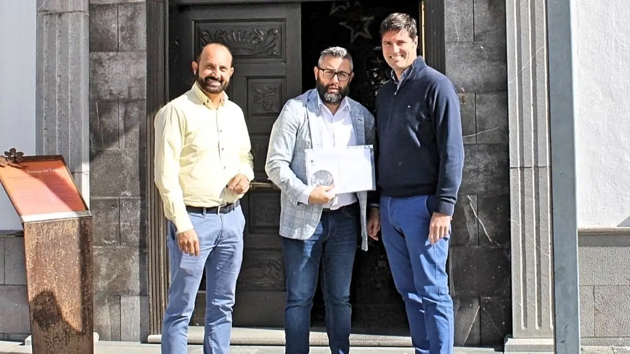 El Alcalde junto al consejero de Pol&iacute;tica Territorial_Fotor