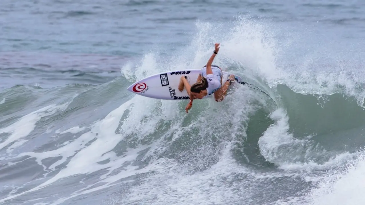 RC_GromSearch_2019_MelaniaSuarez(CNY)_action&copy;MattOrd_RipCurl_Fotor