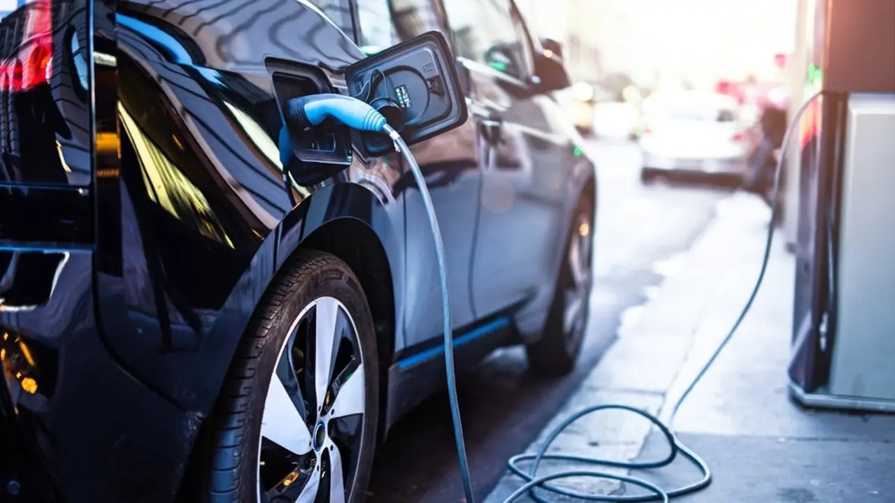 Coche el&eacute;ctrico shutterstock_548313280_Fotor