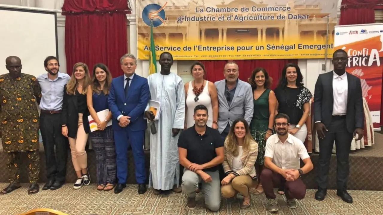 Grupo de Confi&aacute;frica, en Senegal_Fotor