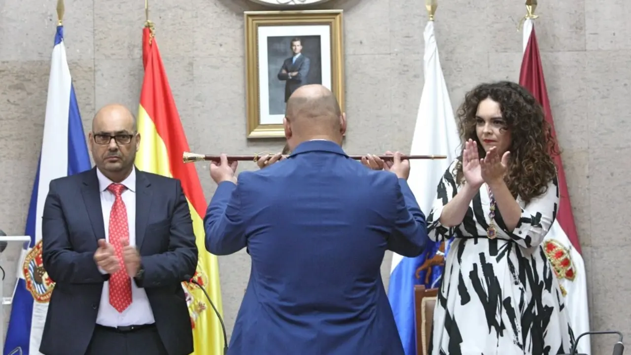 Jos+e Domingo Regalado recibe el bast&oacute;n de Mando como alcalde de Granadilla de Abona165_Fotor