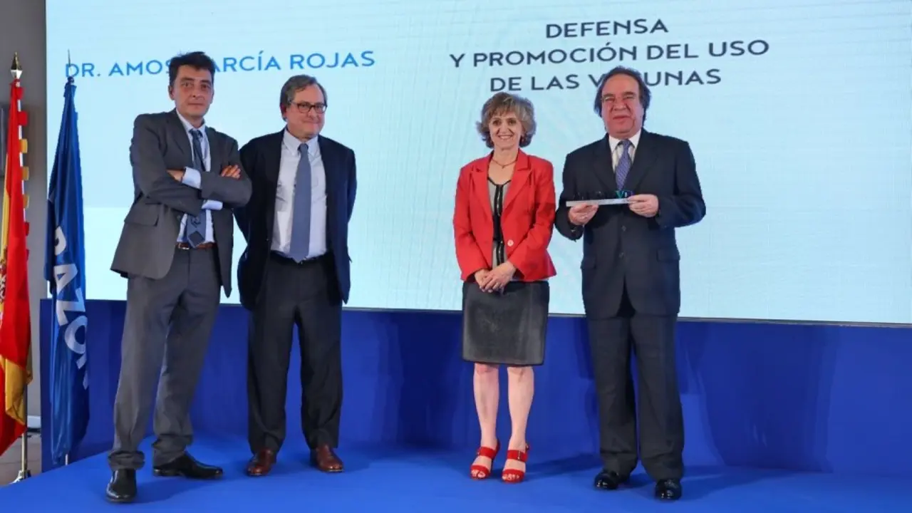 Am&oacute;s Garc&iacute;a recogiendo el premio_Fotor
