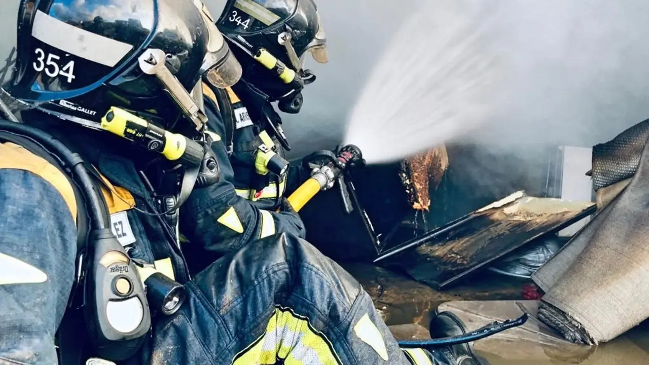 FOTOS_Bomberos-TNF_IncendioNaveArona2_Fotor