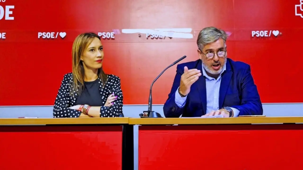 El secretario regional de Organizaci&oacute;n, Jorge Gonz&aacute;lez, y la vicesecretaria, Nira Fierro, durante la rueda de prensa Fotor