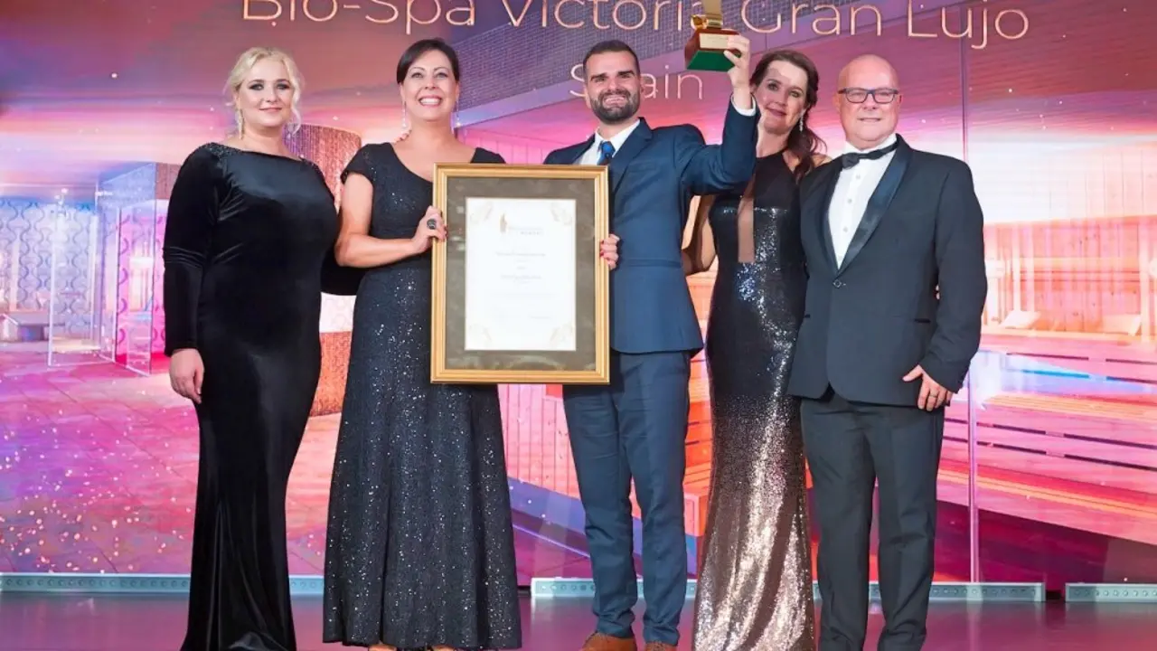 08072019 Victoria L&oacute;pez, presidenta de Grupo Fedola, y Abraham Portocarrero, director de Bio-Spa, reciben el premio a mejor spa del mundo_Fotor