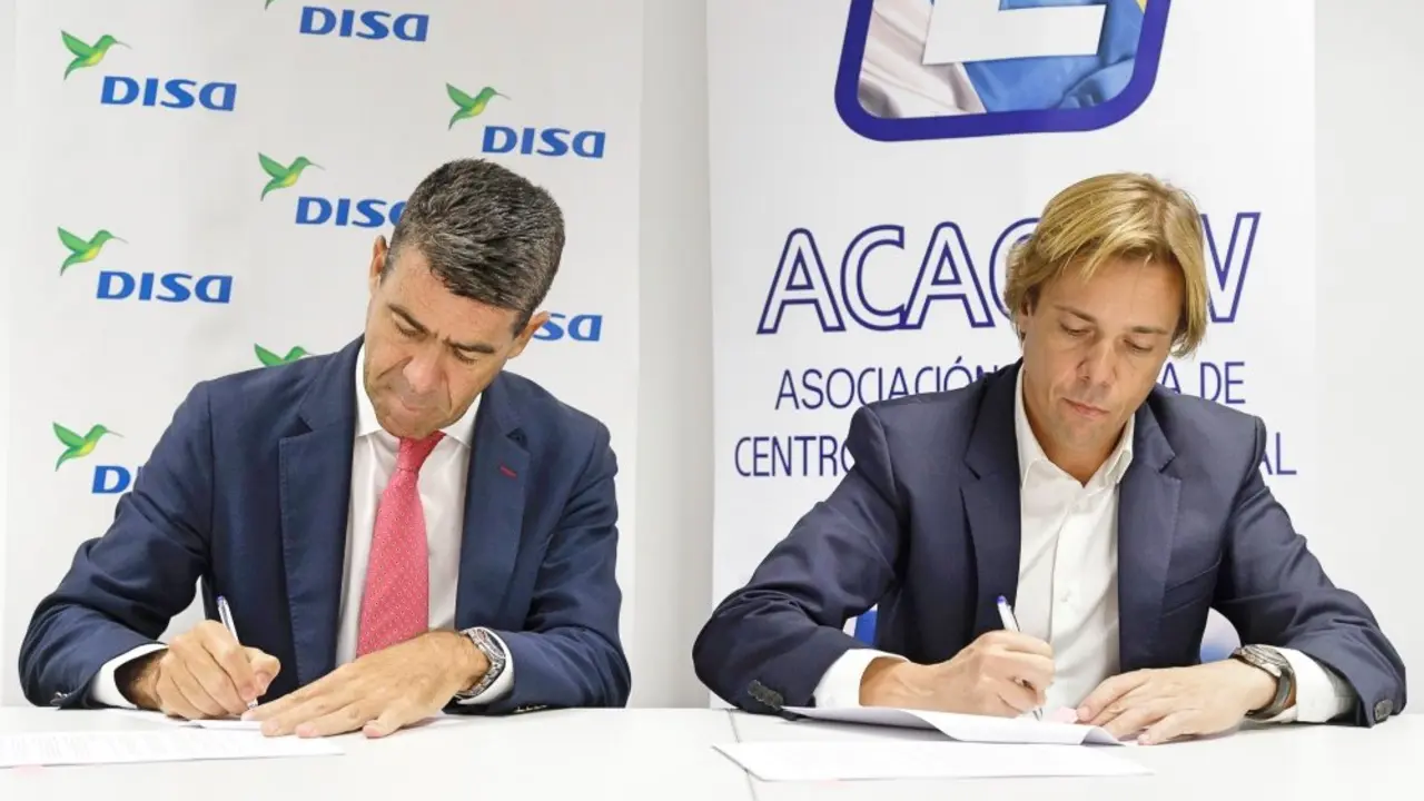 Santiago Rull y Javier B&aacute;ez en el momento de la firma del acuerdo_Fotor