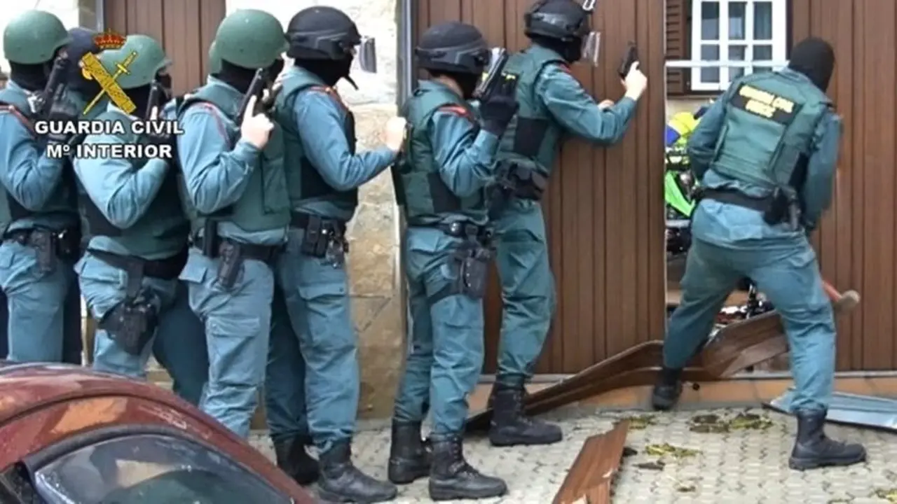 Guardia civil drogas AZWAx_Fotor