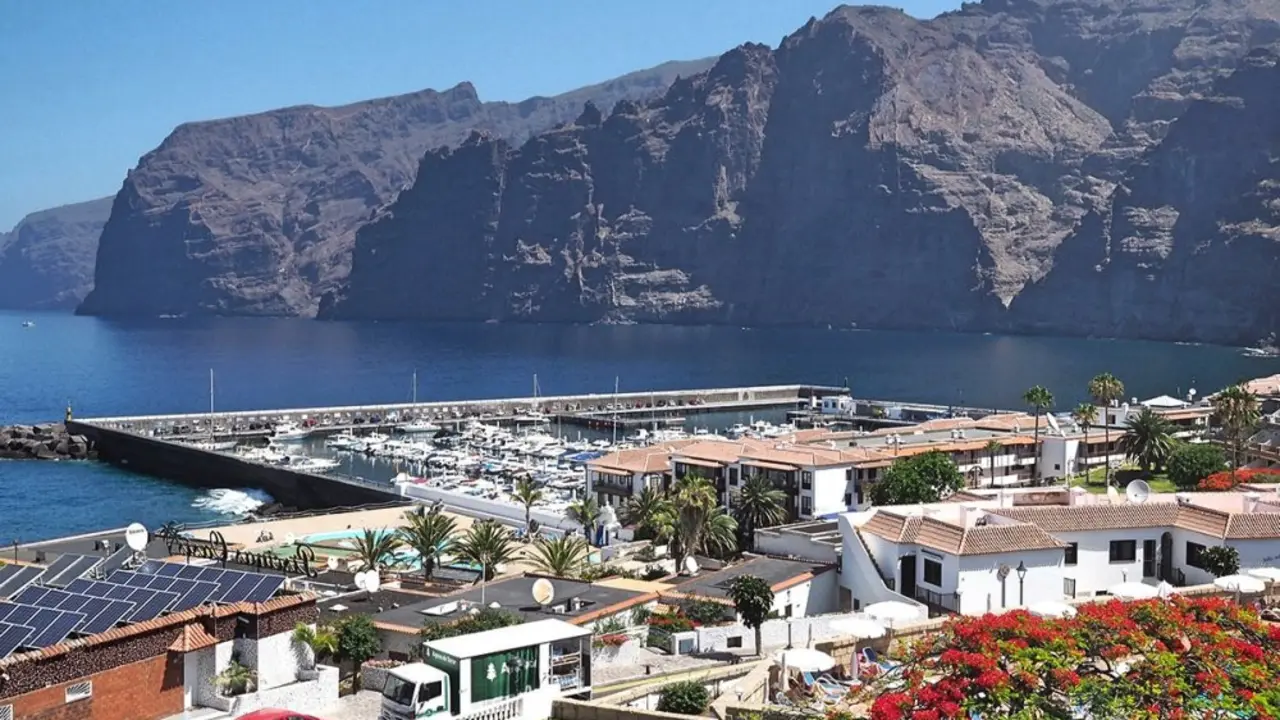 los-gigantes-santiago-del-teide_Fotor