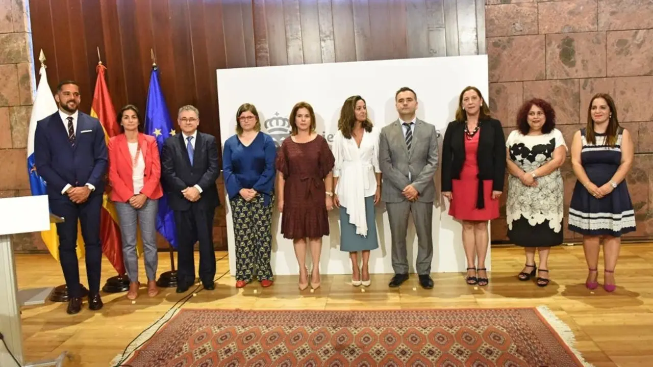 Foto de familia de la toma de posesi&oacute;n_Fotor