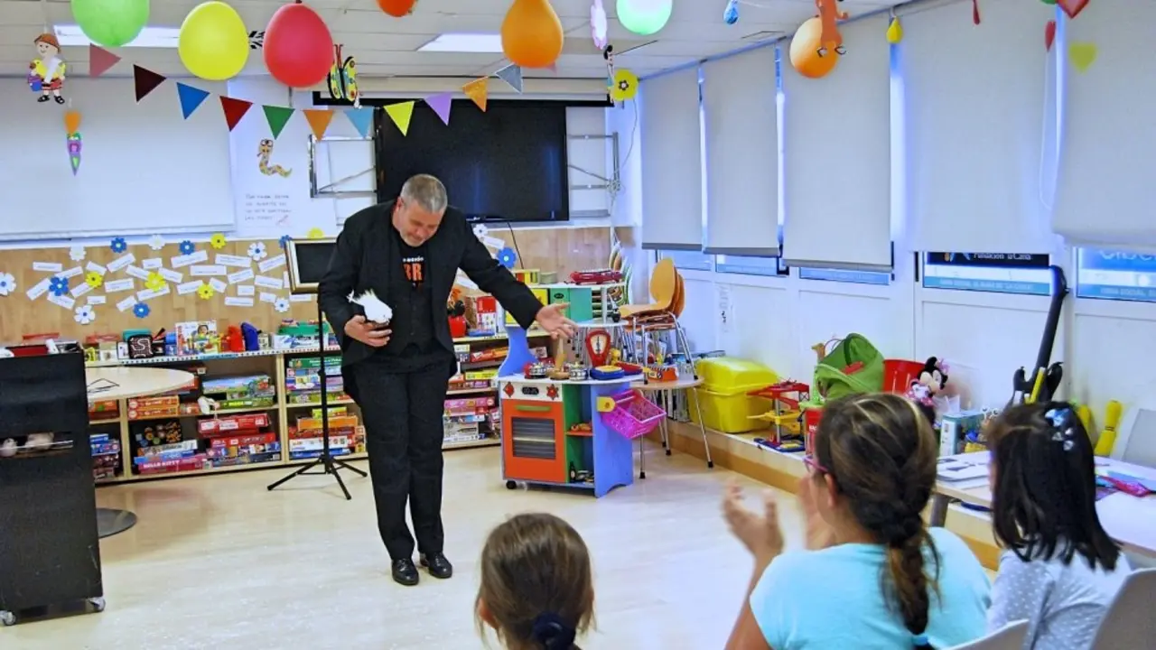 30ago Abracadabra regala magia a los ni&ntilde;os hospitalizados en el HUC_Fotor