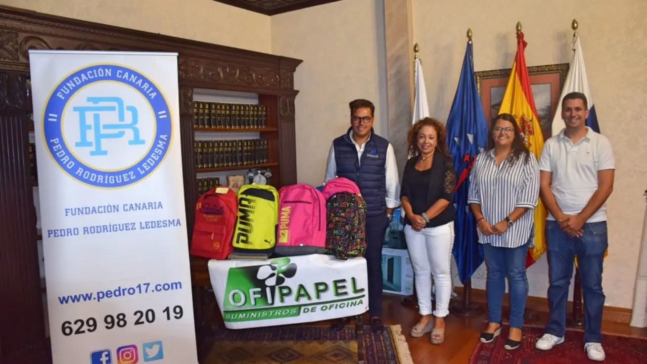 Foto de la entrega de las mochilas_Fotor