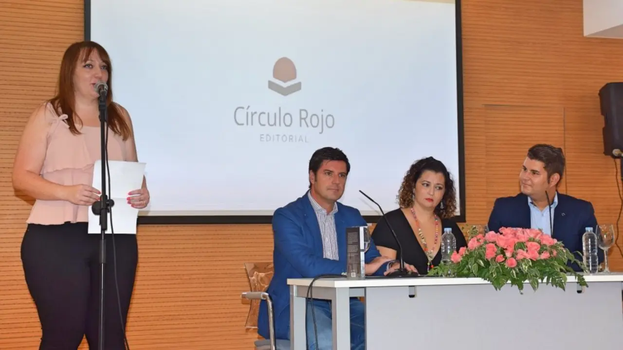 Foto presentaci&oacute;n de la novela de la escritora local Ana Nayra_Fotor