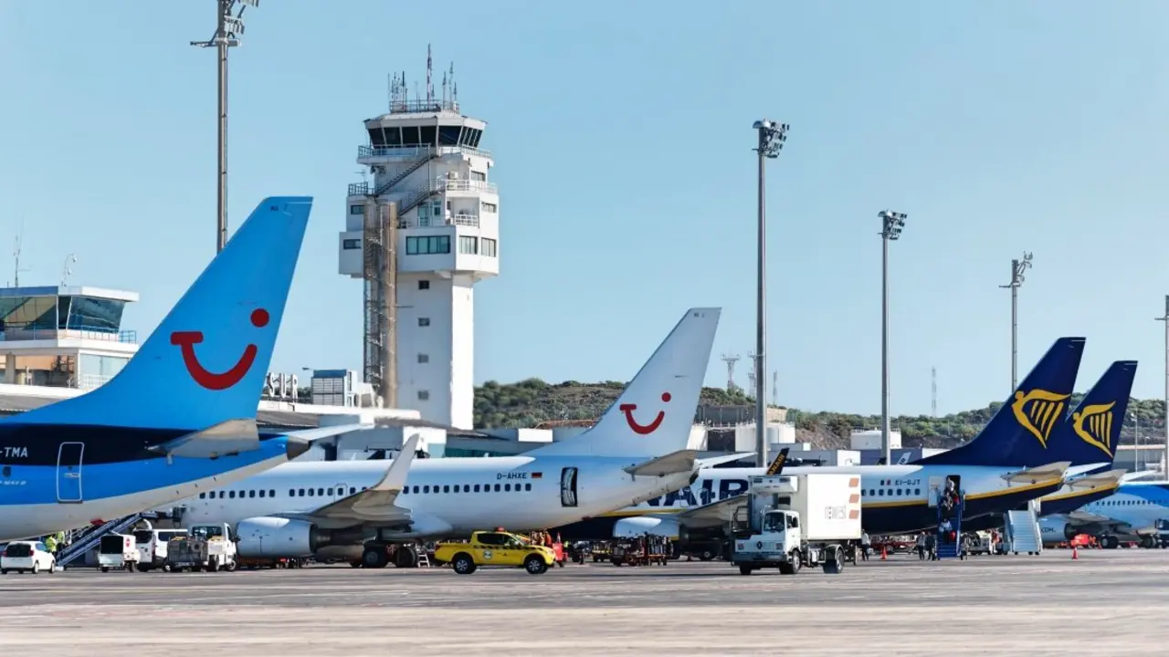 Aeropuerto Tenerife Sur 00 (Foto www_Fotor