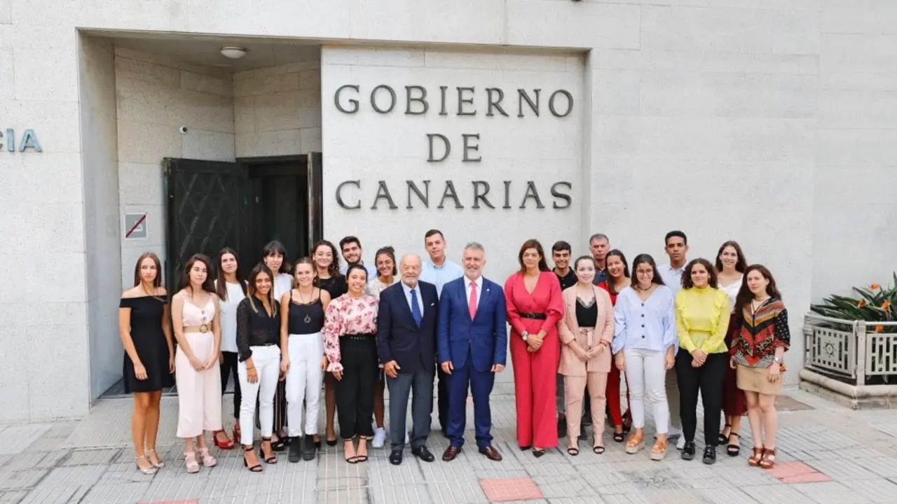 Foto de familia de la VII edic&oacute;n de los Premios Fundaci&oacute;n DISA a la Excelencia Acad&eacute;mica_Fotor