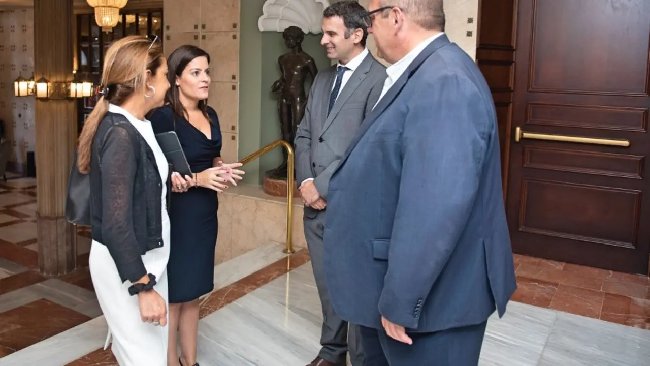 21102019 Yaiza Castilla junto a Pilar Parejo y el el director general del centenario enclave Alirio P&eacute;rez_Fotor