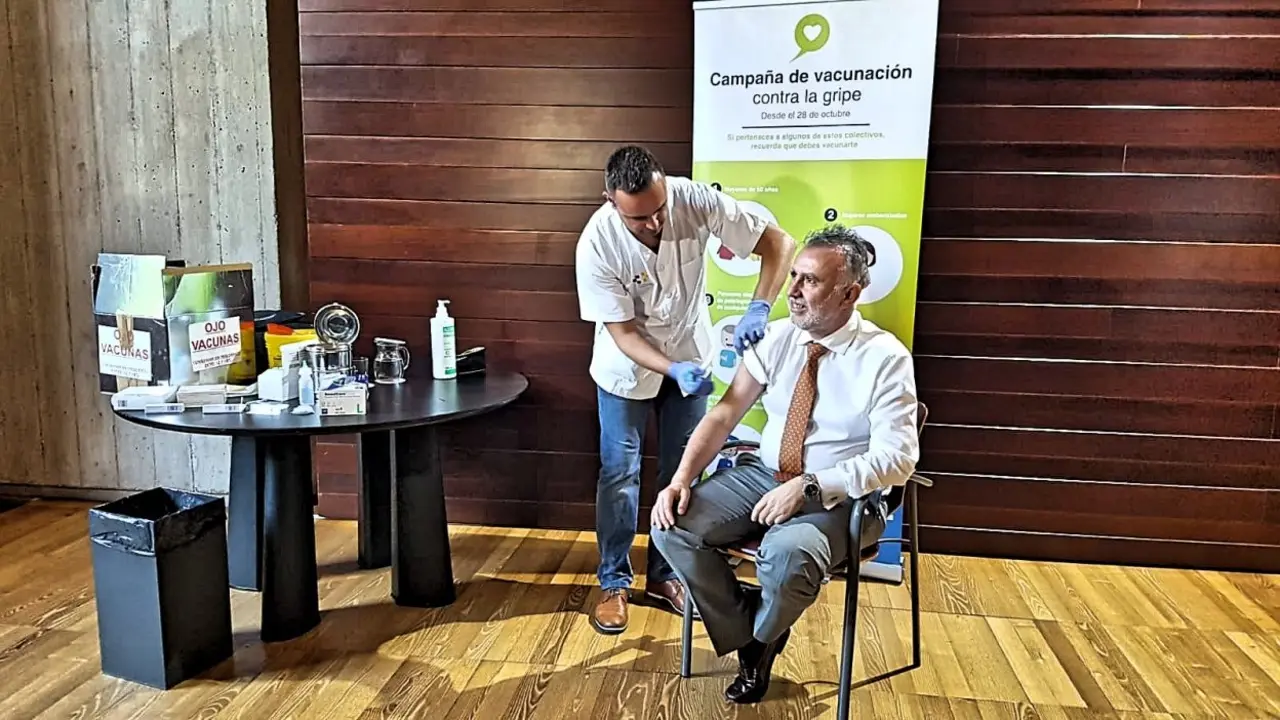 &Aacute;ngel V&iacute;ctor Torres se vacuna contra la gripe_Fotor