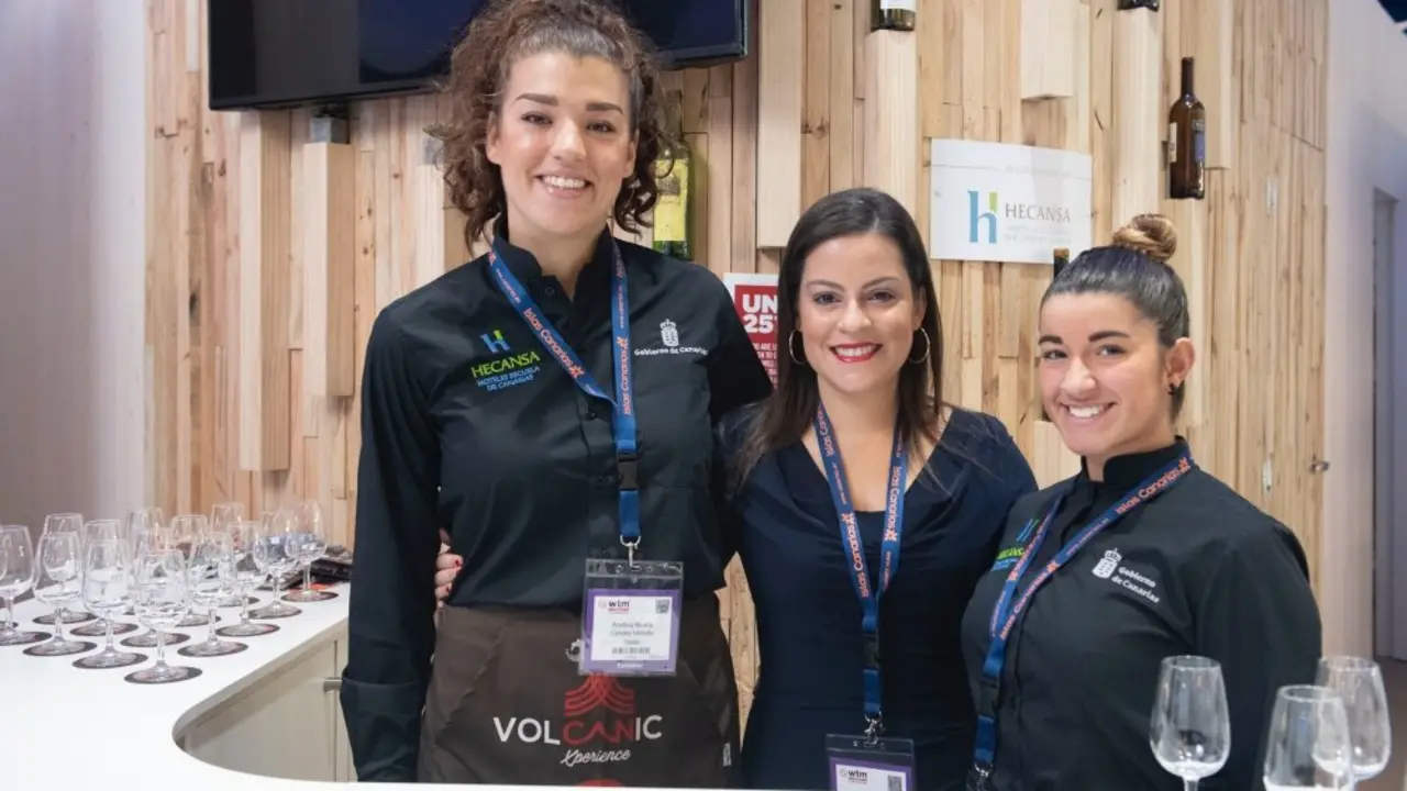 05112019 Yaiza Castilla con alumnas de Hecansa_Fotor