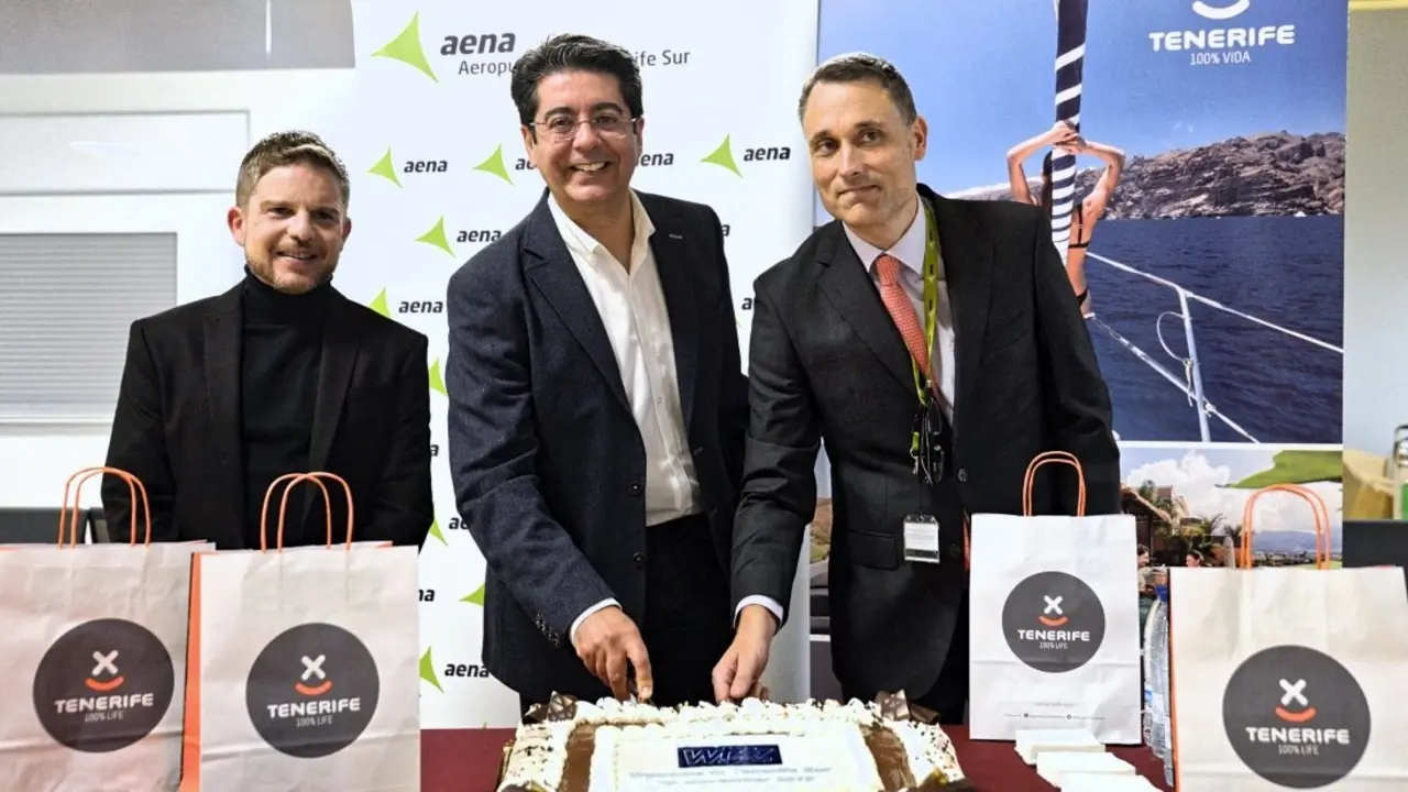 20191116 David P&eacute;rez Pedro Mart&iacute;n y Gustavo D&iacute;ez, en la llegada de Wizz Air a Tfe Sur_Fotor