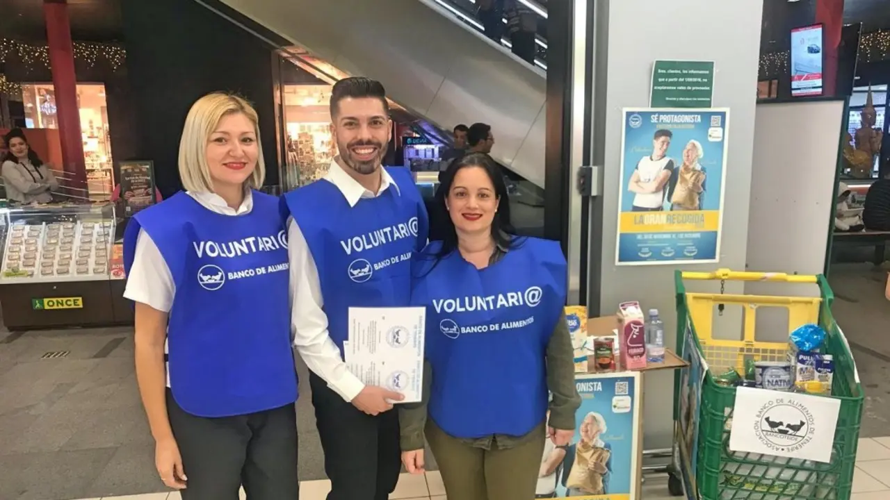 Voluntariados de la Fundaci&oacute;n DinoSol participanda en la campa&ntilde;a de recogida de alimentos 2018_Fotor