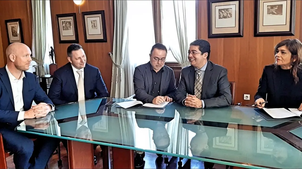Firma Vueling Cabildo (2)_Fotor