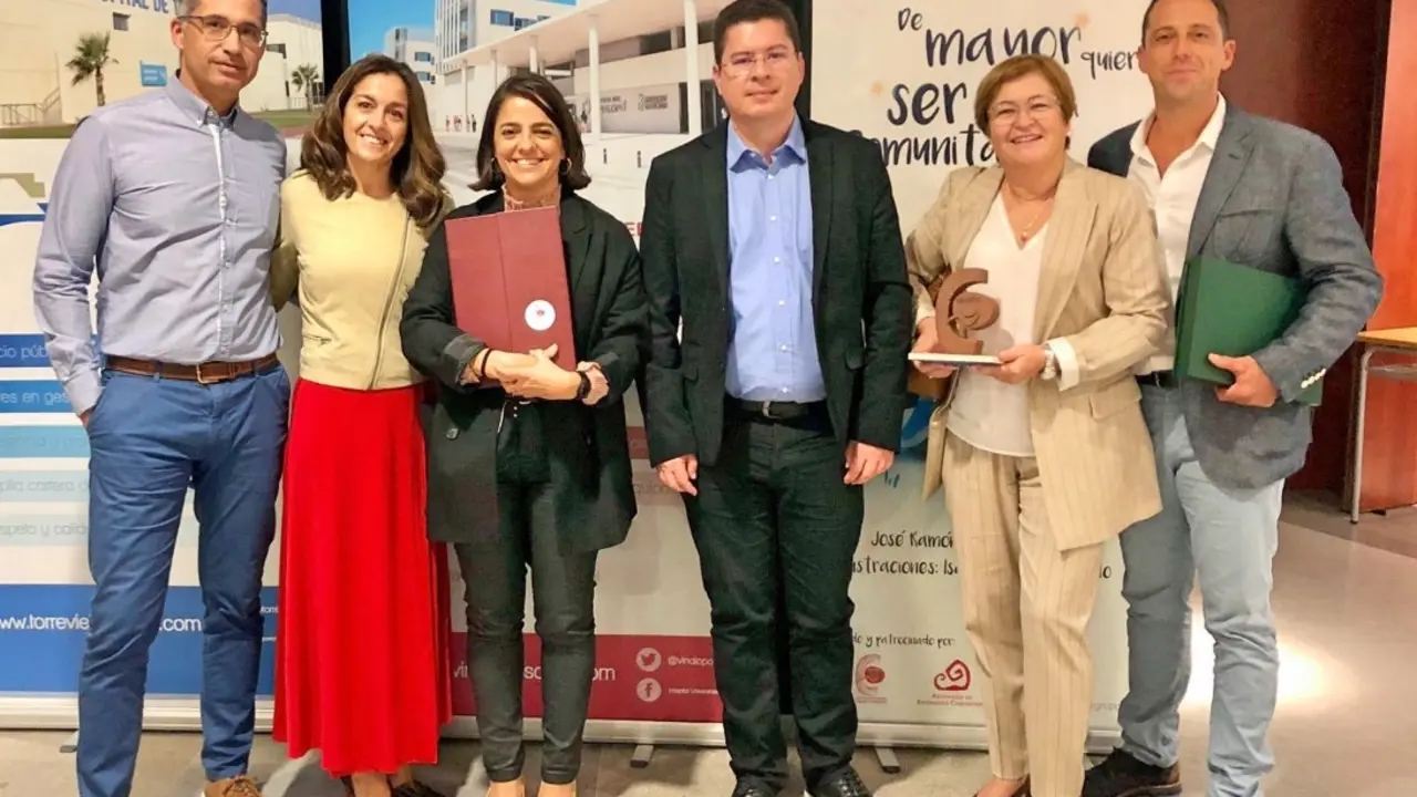 La directora del SCS junto a los premiados_Fotor
