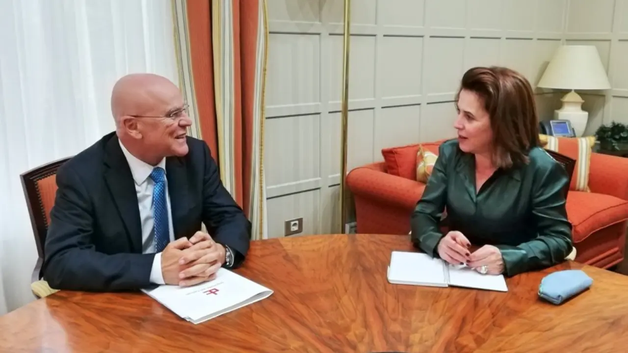Un momento de la reuni&oacute;n de la consejera de Sanidad con el Diputado del Com&uacute;n_Fotor
