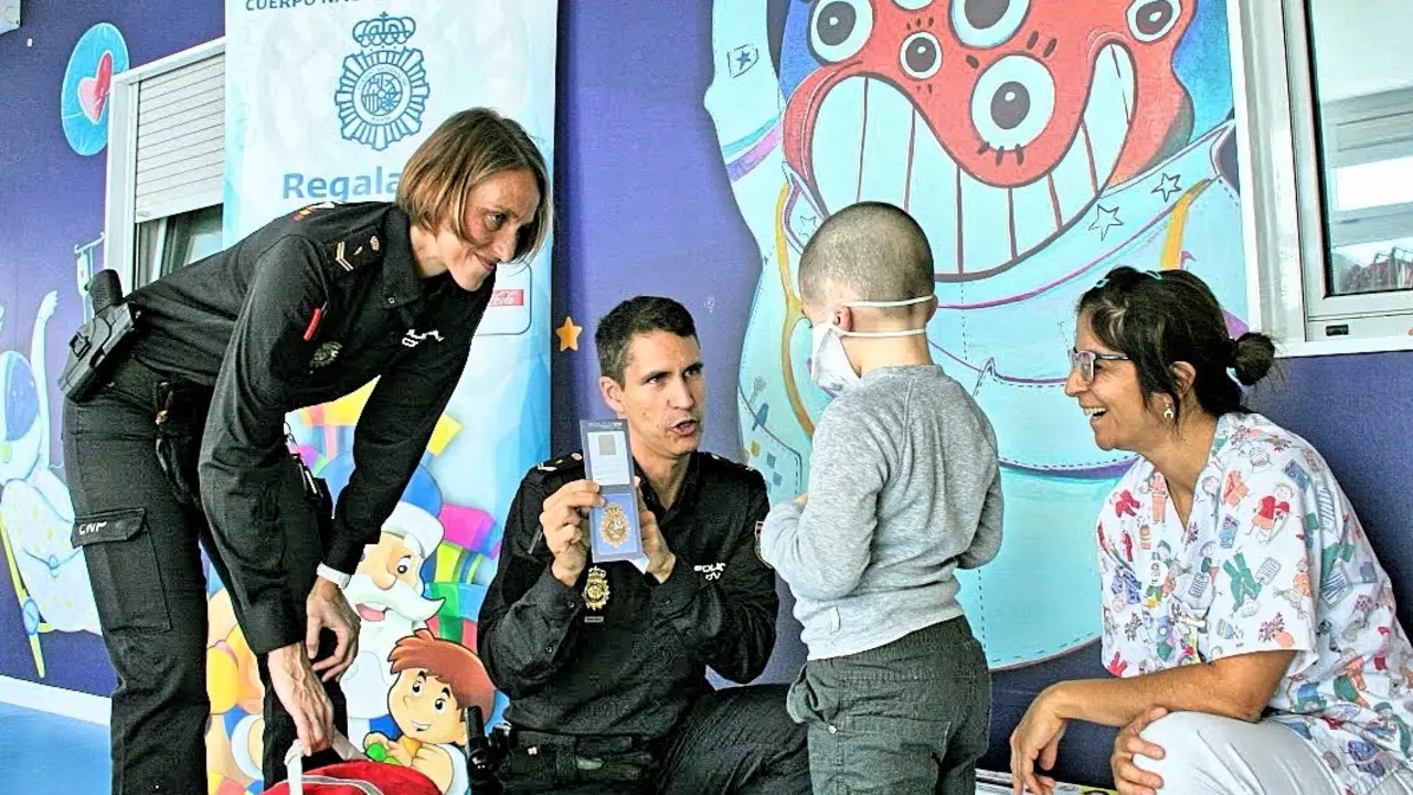 19DIC FOTO Un paciente pedi&aacute;trico del Hospital de La Candelaria sorprendido durante la visita de la Polic&iacute;a Nacional_Fotor