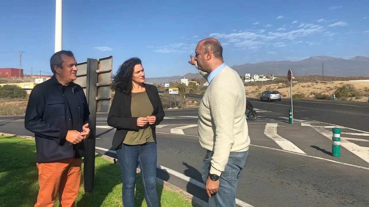 Visita de los consejeros Zaida Gonz&aacute;lez y Valent&iacute;n Gonz&aacute;lez, junto a Marcos Gonz&aacute;lez, al cruce de El M&eacute;dano con Los Abrigos_Fotor